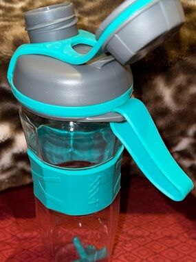 Fit & Fresh 24 ounce Jaxx Active Shaker Bottle TEAL AND GRAY.